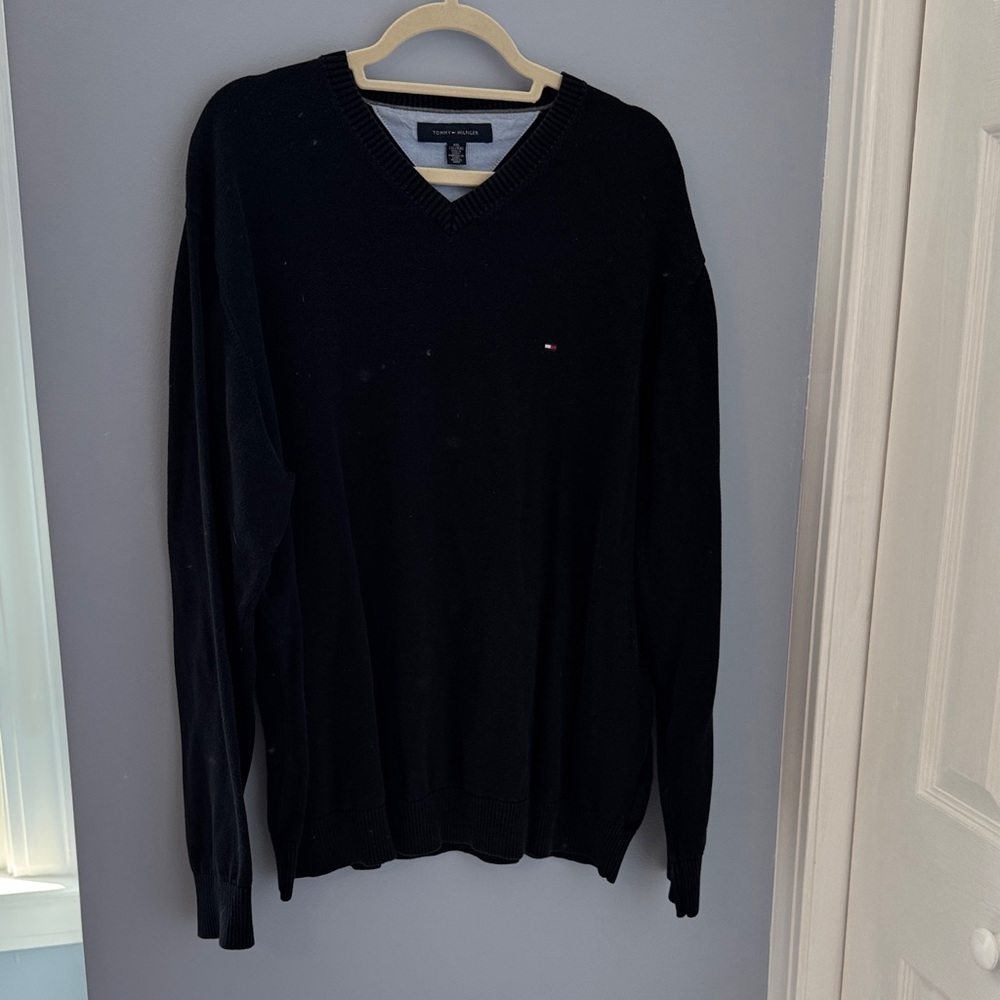 Tommy Hilfiger Men's V-Neck Sweater in Black